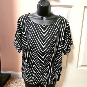 New York & Company Zig Zag Printed Top